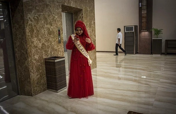 10 Fotoğrafta Müslüman Güzellik Yarışması Rezilliği