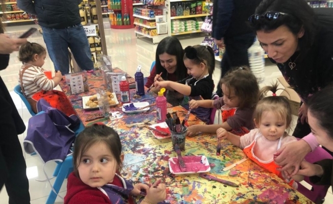 Aileler alışverişte çocuklar boyama etkinliğinde