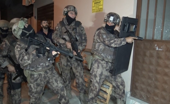 Bursa’da şafak baskını yapılan operasyonda çöp evde gizlenen uyuşturucu yakalandı