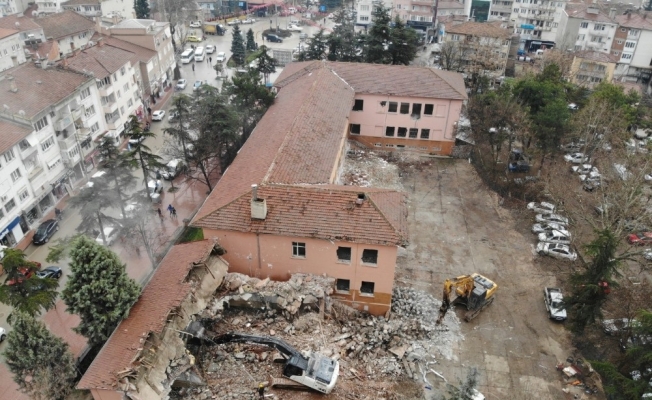 Depreme dayanıklı olmayan okul belediye tarafından yıkıldı
