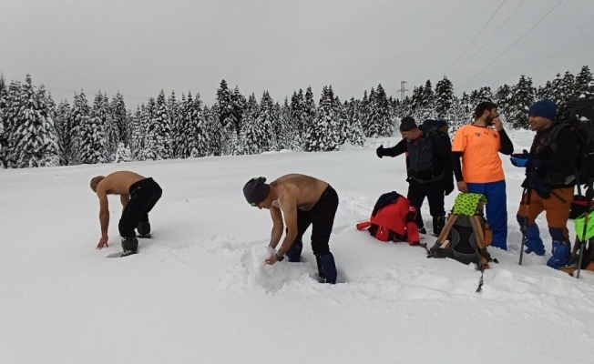 Uludağ’da 1,5 metre karda yürüdüler, kar üstünde güreş tuttular