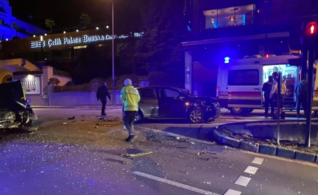Bursa’da iki araç çarpıştı: 3 yaralı