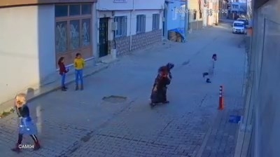Bursa’da sokak ortasında 5 yaşındaki oğlunu evire çevire dövdü