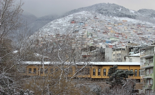 Bursalılar güne karla uyandı