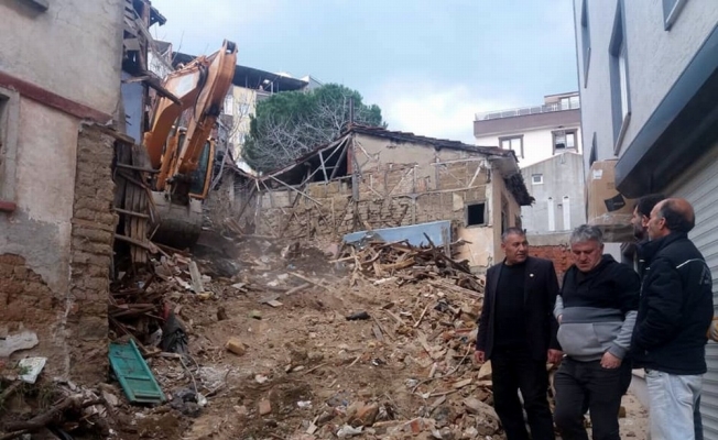 Mudanya’da metruk binalar yıkıldı