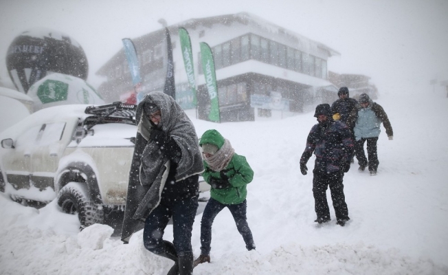 Uludağ’da tatilcilere kar ve fırtına şoku