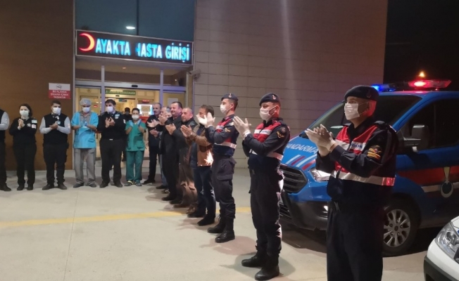 Bursa Jandarma ekipleri korona virüsüne karşı mücadele eden sağlık personeline alkışlarla destek verdi