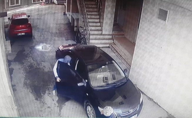Camiye dadanan hırsızlar kameralara yakalandı