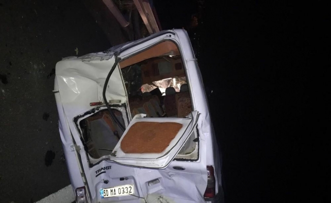 Kaçak göçmen taşıyan ticari minibüs kaza yaptı: 5’i ağır 21 yaralı