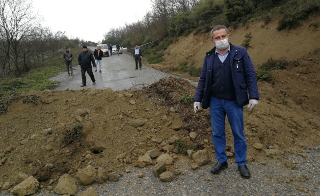 Bursa Kocaeli arasındaki dağ yolu toprakla kapatıldı, uyanık sürücüler yolda kaldı
