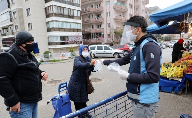 Mudanya Belediyesi pazarda maske dağıttı