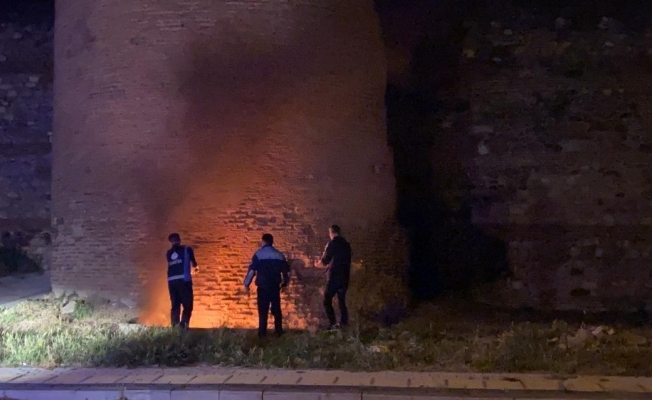 Bursa’da 1800 yıllık surları ateşe verdiler