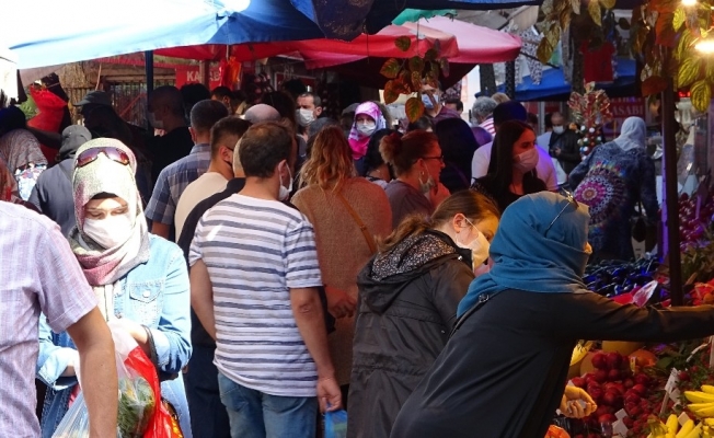 Bursa’da çarşı pazarlar tıklım tıklım doldu