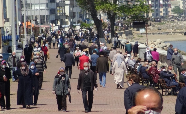 (Özel)Bursa’da sahiller 65 yaş vatandaşlarla doldu taştı