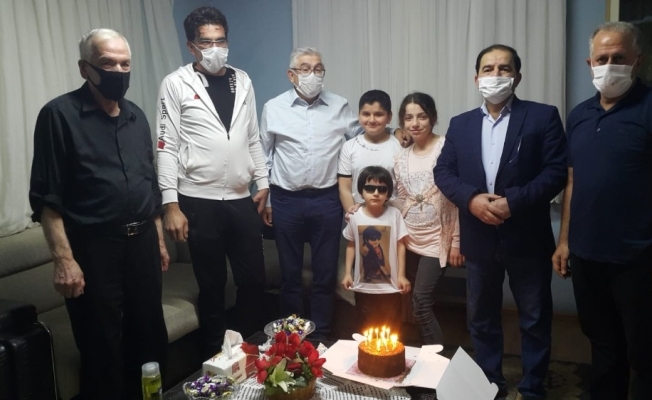 Savaştan kaçarak Türkiye’ye sığınan Türkmen çocuğa sürpriz doğum günü