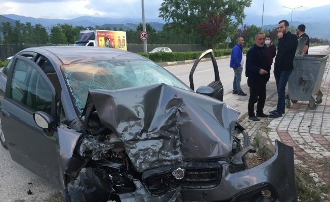 Bursa’da kontrolden çıkan otomobil duvara çarptı: 3 yaralı