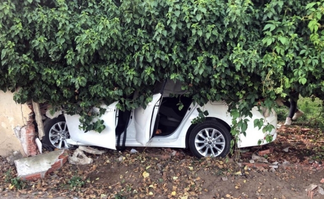 Kontrolden çıkan araç bahçe duvarına çaptı: 5 yaralı