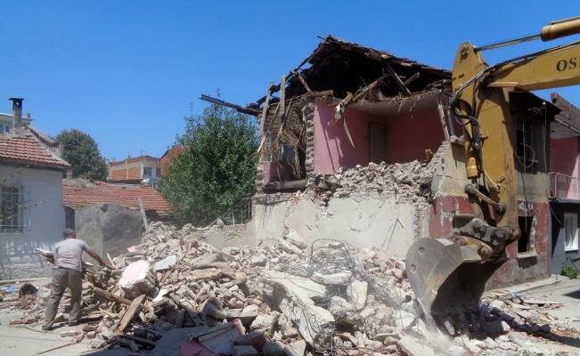 Osmangazi’de 42 metrûk bina yıkıldı