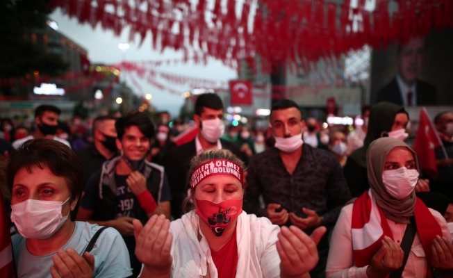Bursa’da vatandaşlar demokrasi için meydanlara akın etti