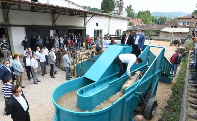 İnegöl Belediyesi, çiftçilere ‘Taşınabilir Hayvan Yıkama Havuzu’ aldı