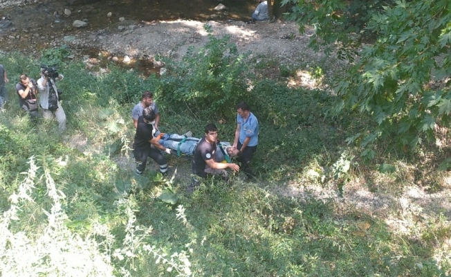 Bursa’da 30 metrelik kayalıktan düşen genci itfaiye ekipleri kurtardı