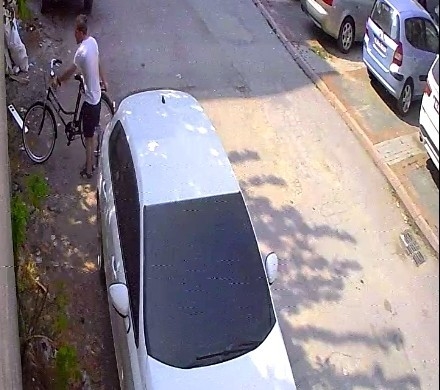 Bisiklet çalarken kameralara yakalandı
