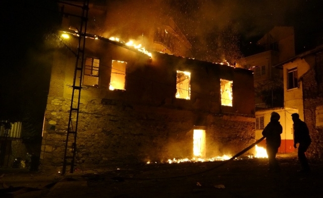 Tarihi ahşap evde çıkan yangın mahalleliyi sokağa döktü