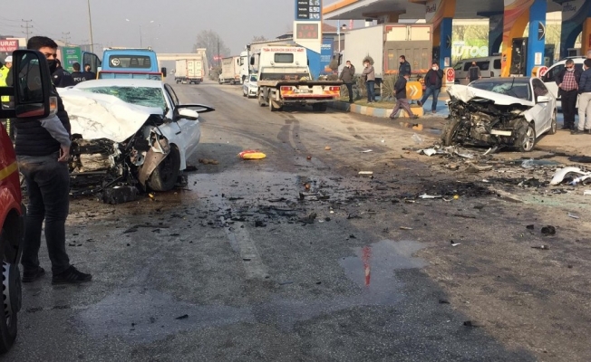 Bursa’da iki otomobilin çarpıştığı kazada bir kişi öldü, 4 kişi yaralandı