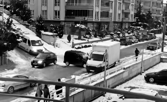 Bursa’da otomobillerin buz dansı...Kamyonete böyle çarptılar