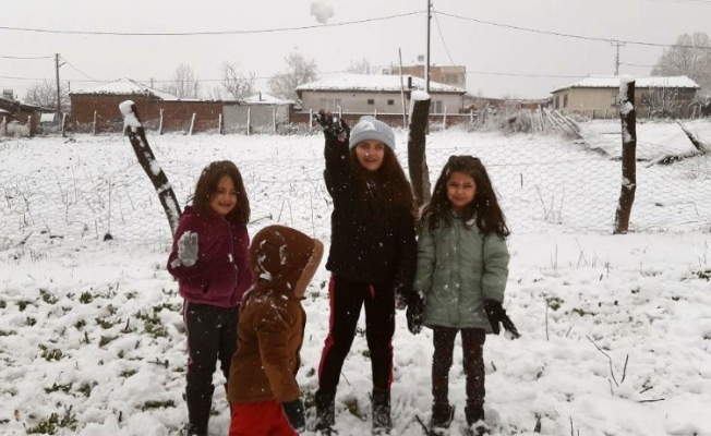 Bursa’ya kar yağışı başladı, keyfini çocuklar çıkarttı