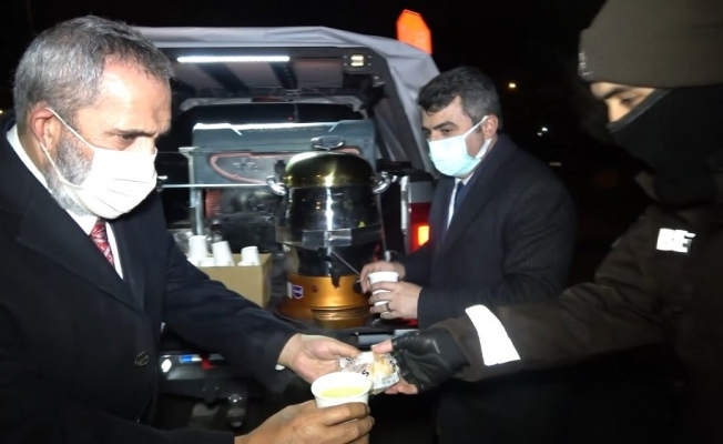 Sanatçı Yavuz Bingöl, polis ekiplerine çorba dağıttı