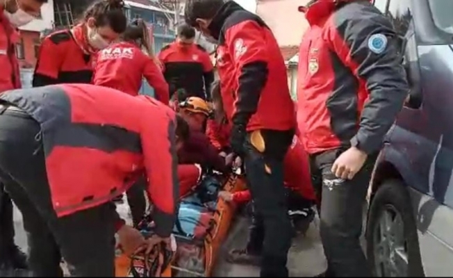 Ambulans sokağa giremeyince ekipler, yaşlı adam için seferber oldu