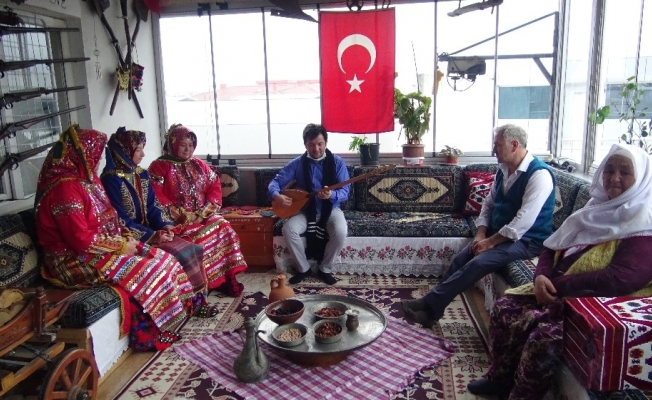 Bursa’da evlerinde biriktirdikleri antika eşyalarla Yörük kültürünü yaşatıyorlar