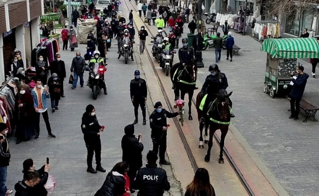 Bursa’da kadın polisler 8 Mart Dünya Kadınlar Gününü karanfil dağıtarak kutladı