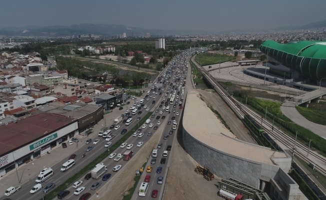 Bursa’da kısıtlamaya saatler kala şehir trafiği de kilit