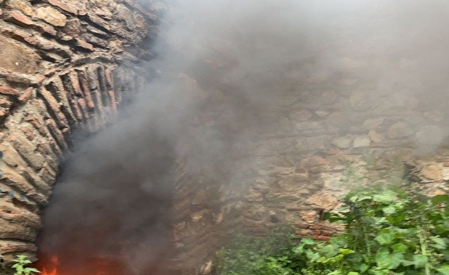 Bursa’da tarihi surlar tinerciler tarafından ateşe verildi