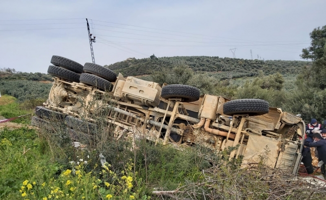 İznik-Karamürsel karayolunda hafriyat kamyonu devrildi