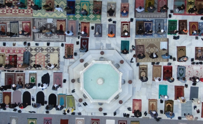Bursa Emirsultan Camii Ramazan Bayramında doldu taştı