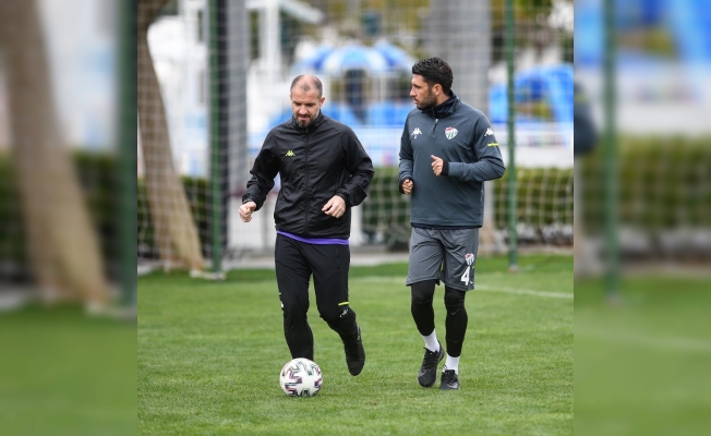 Bursaspor’da 6 futbolcu ve Teknik Direktör Mustafa Er kongreyi bekliyor