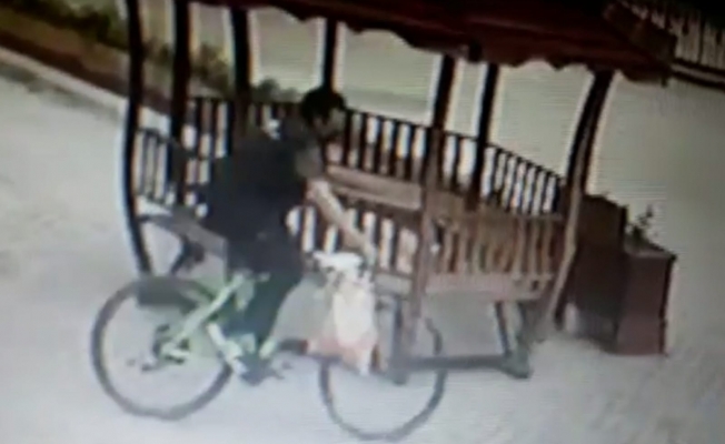 Hırsız camiye namaz için giren adamın bisikletini çaldı