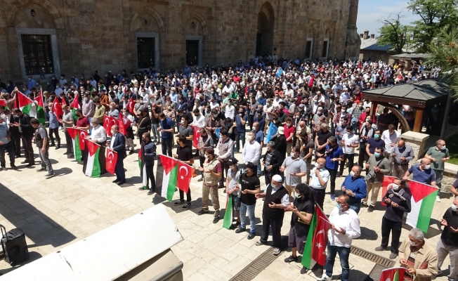 Şehit olan Filistinliler için gıyabi cenaze namazı kılındı