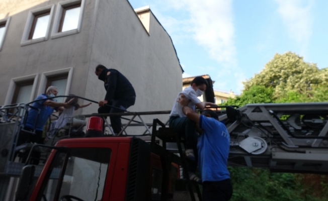 5 katlı apartmanda yangın paniği: 1’i bebek, 3’ü çocuk 12 kişi böyle kurtarıldı