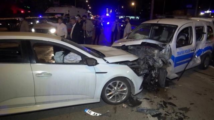 Bursa’da aşırı süratli otomobilin alkollü sürücüsü polis noktasına daldı