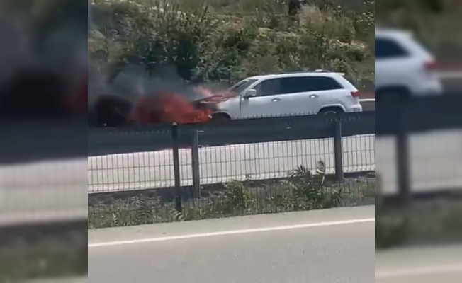 Bursa’da bir otomobil alev alev yandı