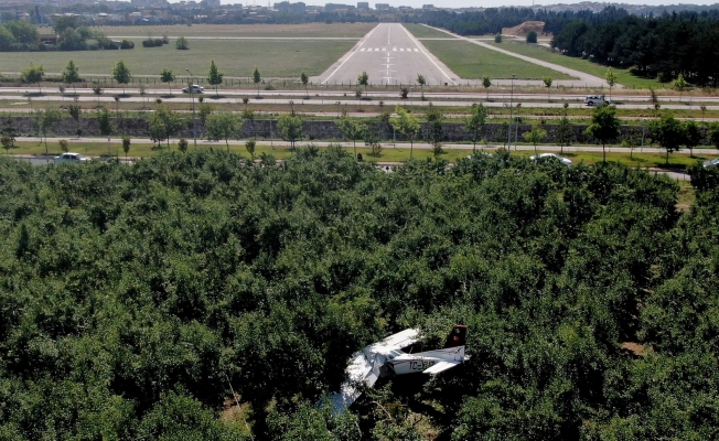 Bursa’da havaalanına inmeye ramak kala armut bahçesine inen uçak drone ile havadan görüntülendi