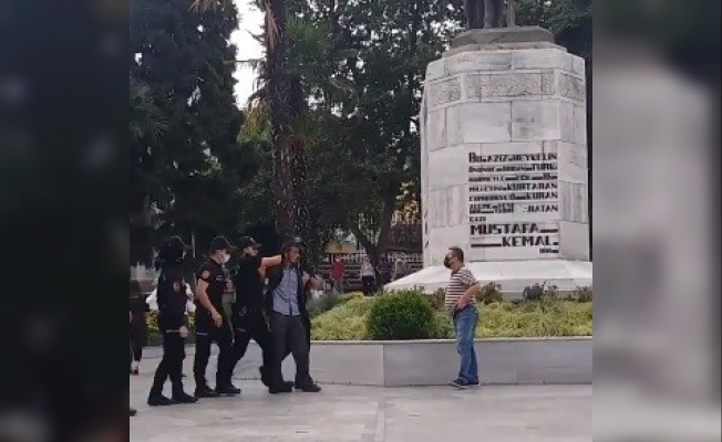 Atatürk heykeline çekiçle saldırıya gözaltı