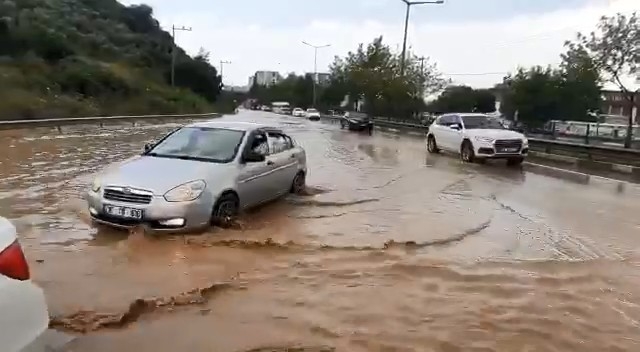 Bursa-İstanbul yolu sular altında kaldı
