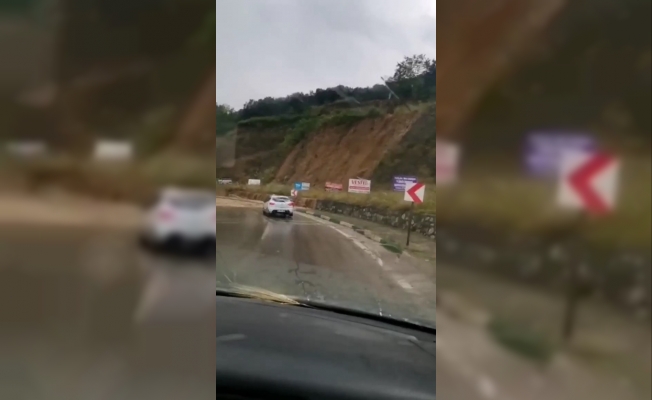 Bursa’da sağanak yağış sonrası yol çöktü
