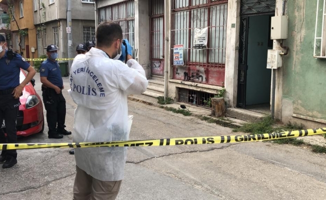 Bursa’da bir adam tartıştığı karısını evin içerisinde  bıçaklayarak ağır yaraladı