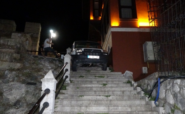 Bursa’da daha önce yaşanmamış olay: Tarihi surlardan araç ile inmek istedi, merdivende asılı kaldı